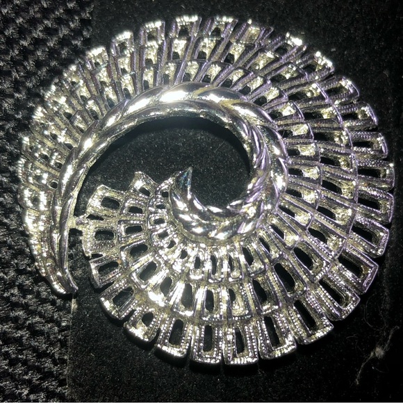 Vintage tasteful 60’s Sarah Coventry silver spiral brooch -gently used - Picture 3 of 4